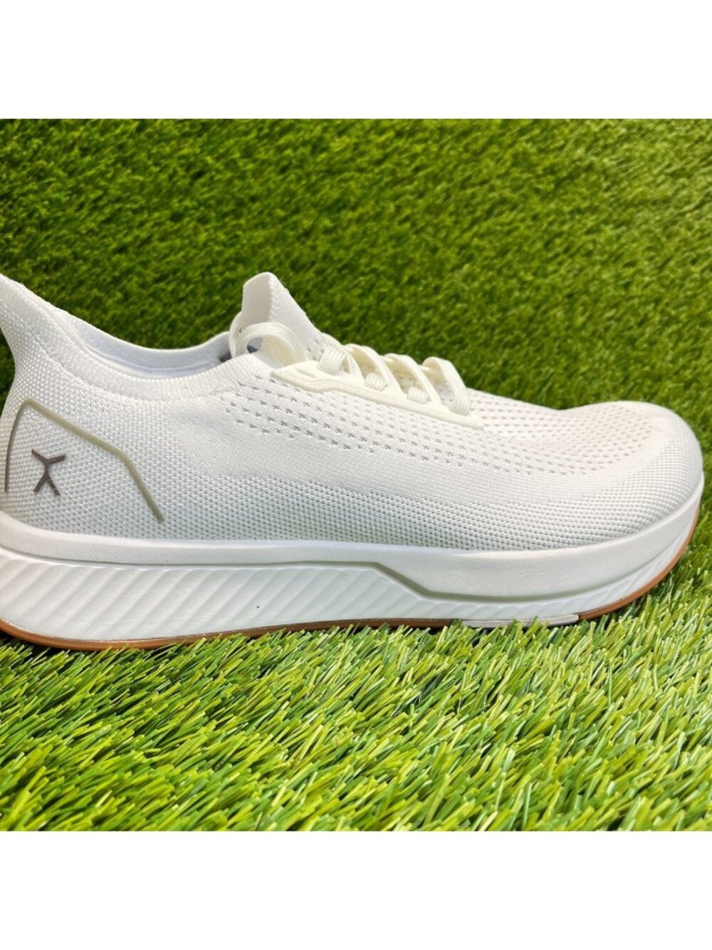 Flux Adapt Runner White Gum Mens Size 9 Womens Size 10.5 Athletic Knit Shoes